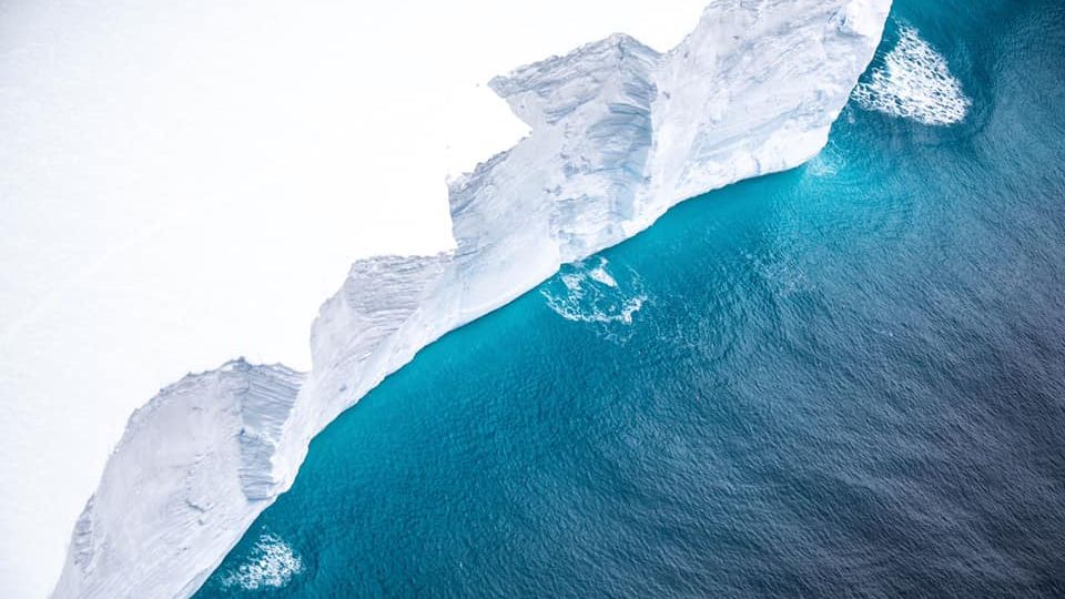 Unikátní snímky: Největší ledovec světa se dostal blízko pevnině, může se zaseknout